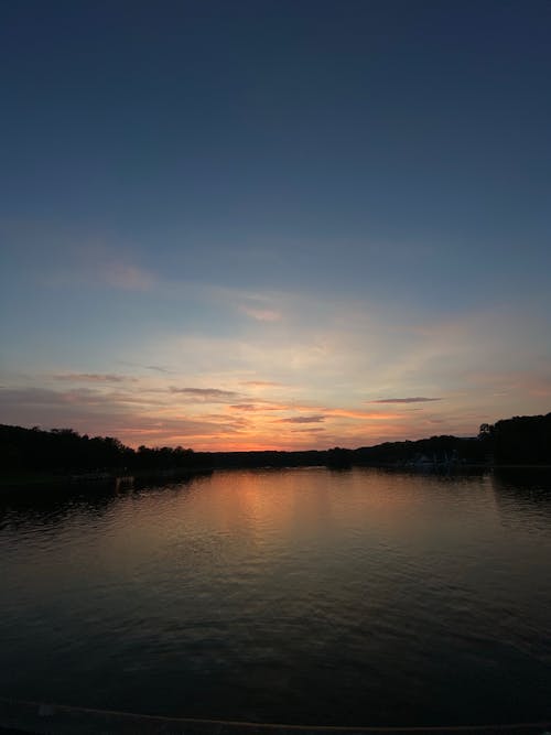 Gratis lagerfoto af bagbelyst, lodret skud, refleksion