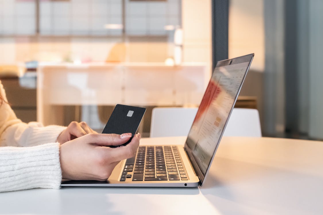 Free Woman with credit card and laptop Stock Photo