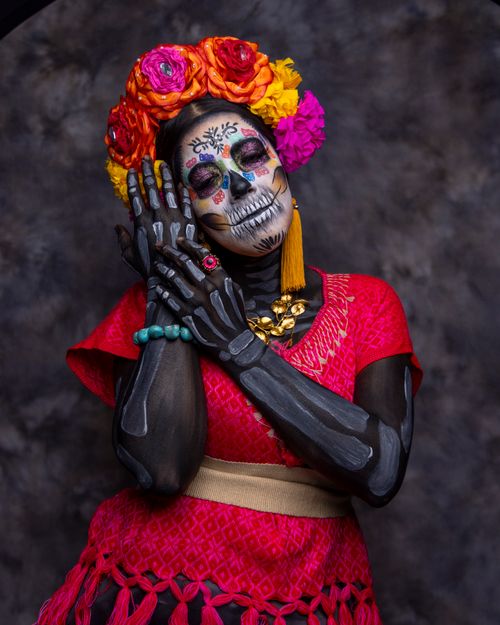 Free Vibrant Día de los Muertos portrait with colorful floral headdress and skull makeup. Stock Photo