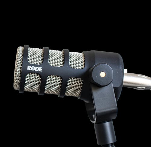 Foto d'estoc gratuïta de fons negre, micròfon, micròfon de condensador