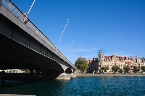 Free Blick unter einer Brücke Stock Photo