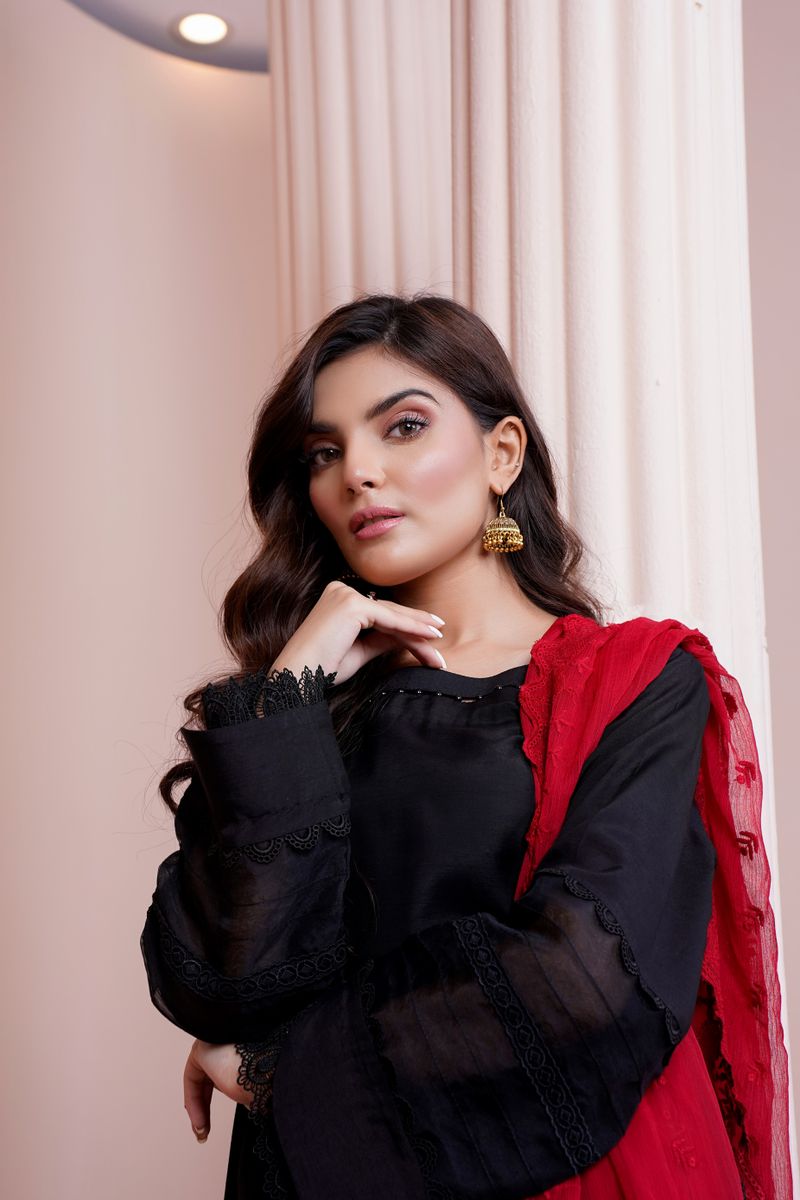 Woman wearing a red dupatta