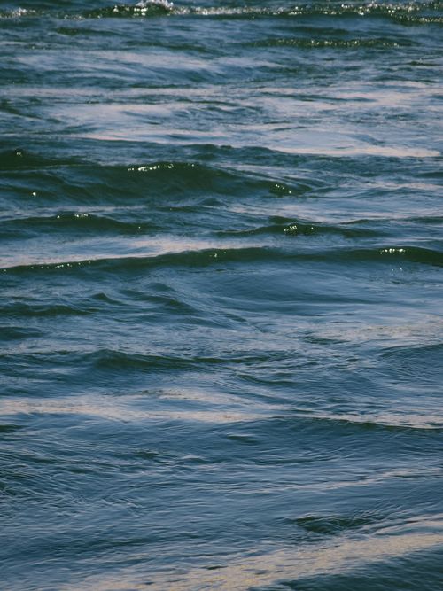 Free Gentle waves ripple on a lake in Darbandikhan, showcasing a tranquil scene in Sulaymaniyah Governorate, Iraq. Stock Photo