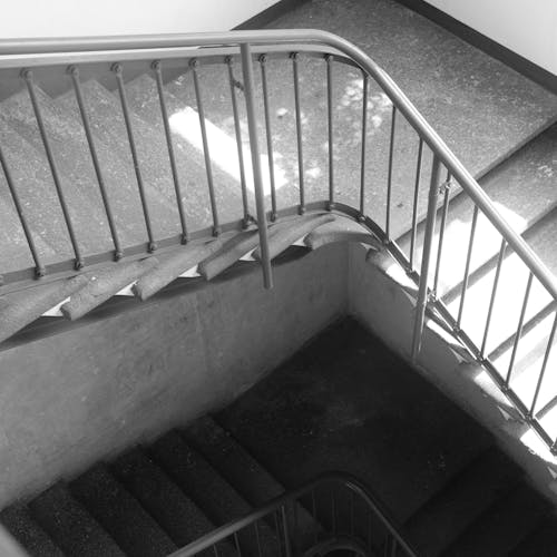 Gratis stockfoto met achtergelaten, black and white, stairs