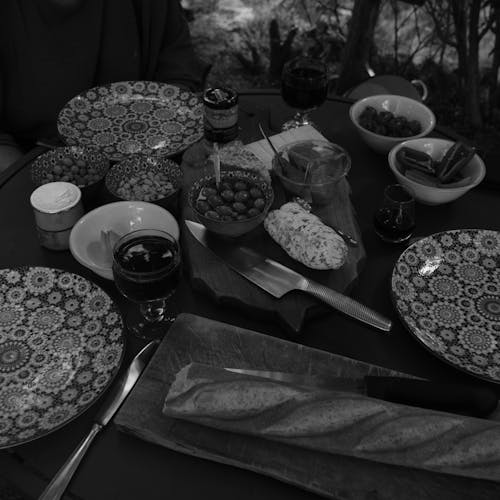 Gratis stockfoto met authentiek eten, black and white, brood en wijn