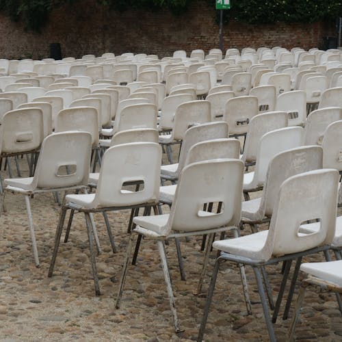 Бесплатное стоковое фото с заброшенный, одинокий, стулья