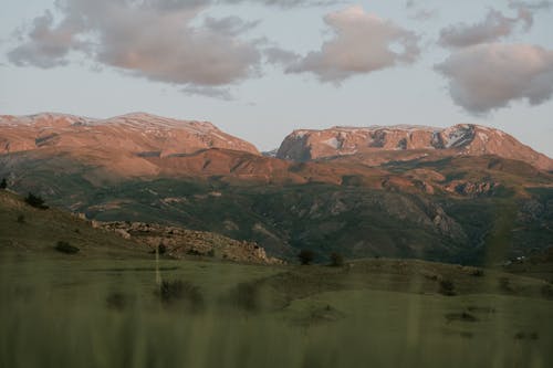 Fotobanka s bezplatnými fotkami na tému hory, hracie pole, kopce