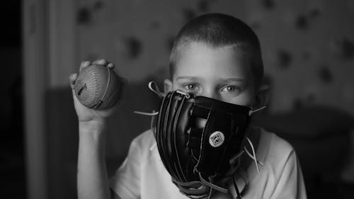 Základová fotografie zdarma na téma baseball, černobílý, chlapec