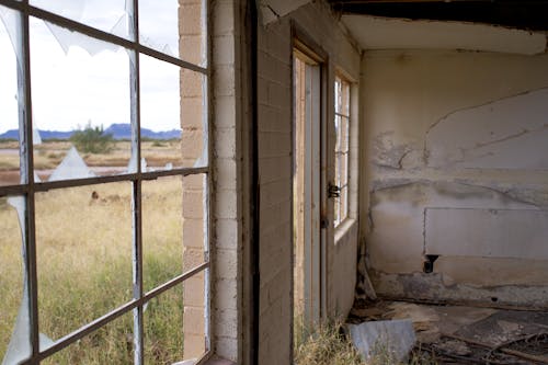 Kostenloses Stock Foto zu abriss, außerorts, getäfeltes fenster