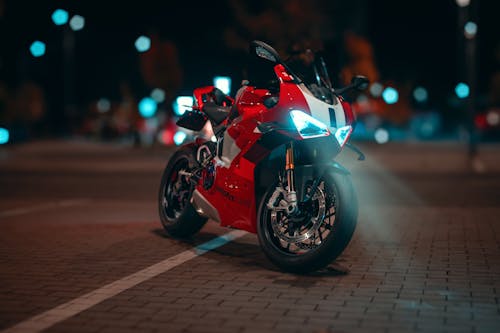 밤에 빨간색 스포츠 도로 자전거 Ducati Panigale V4 R