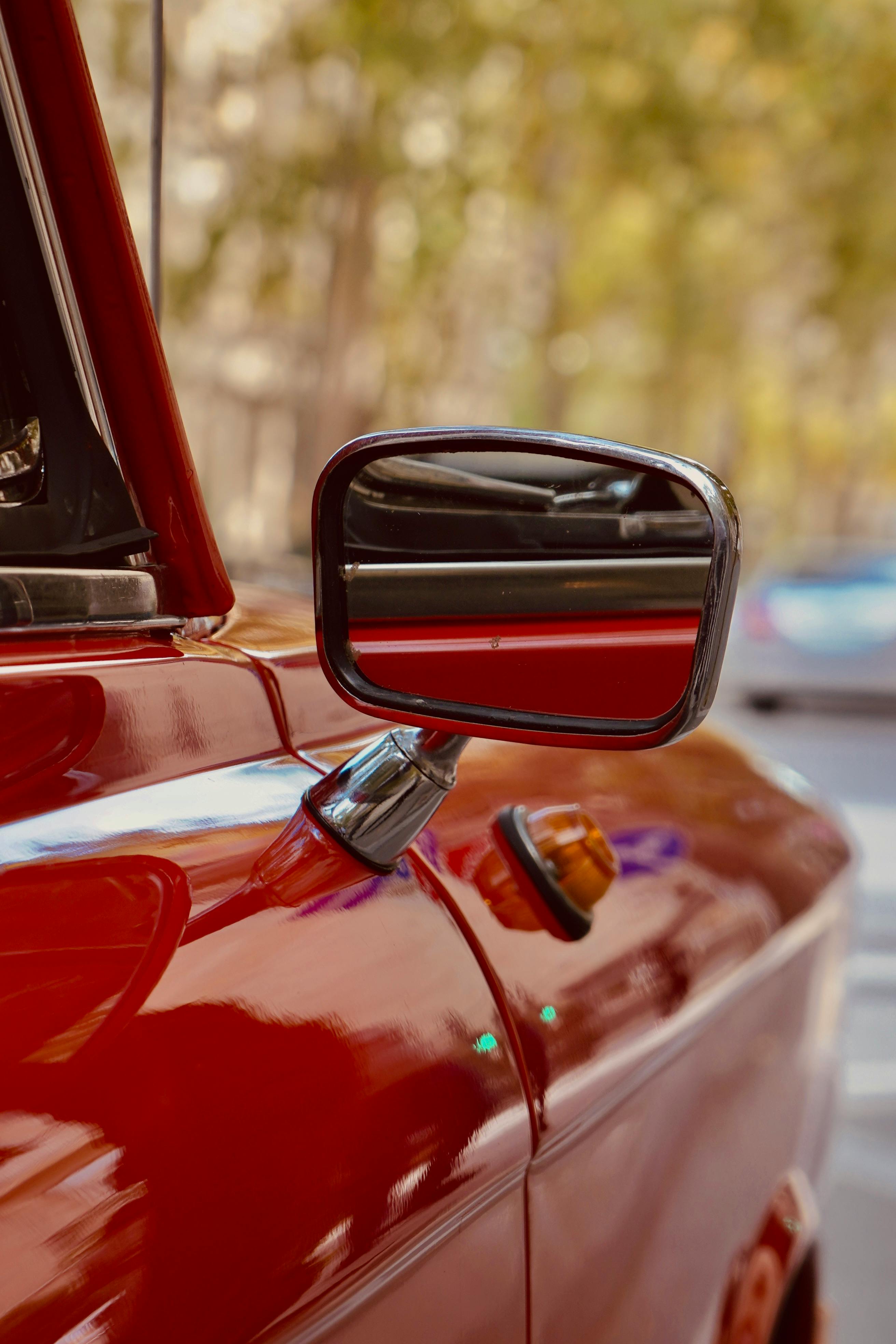 Grand Détail Rouge De Voiture De Vintage D'oldtimer : Miroir Avec Le  Copyspace De Tache Floue Photo stock - Image du accélérez, extérieur:  33014758