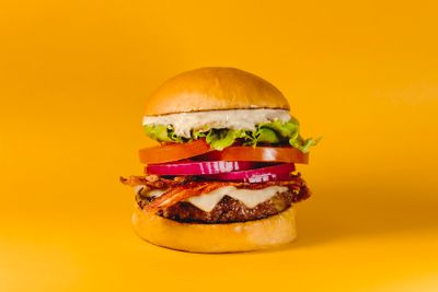 Hambúrguer com cogumelos e queijo suíço