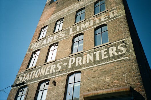 低角度镜头拍摄一座带有复古彩绘广告的古老砖砌建筑