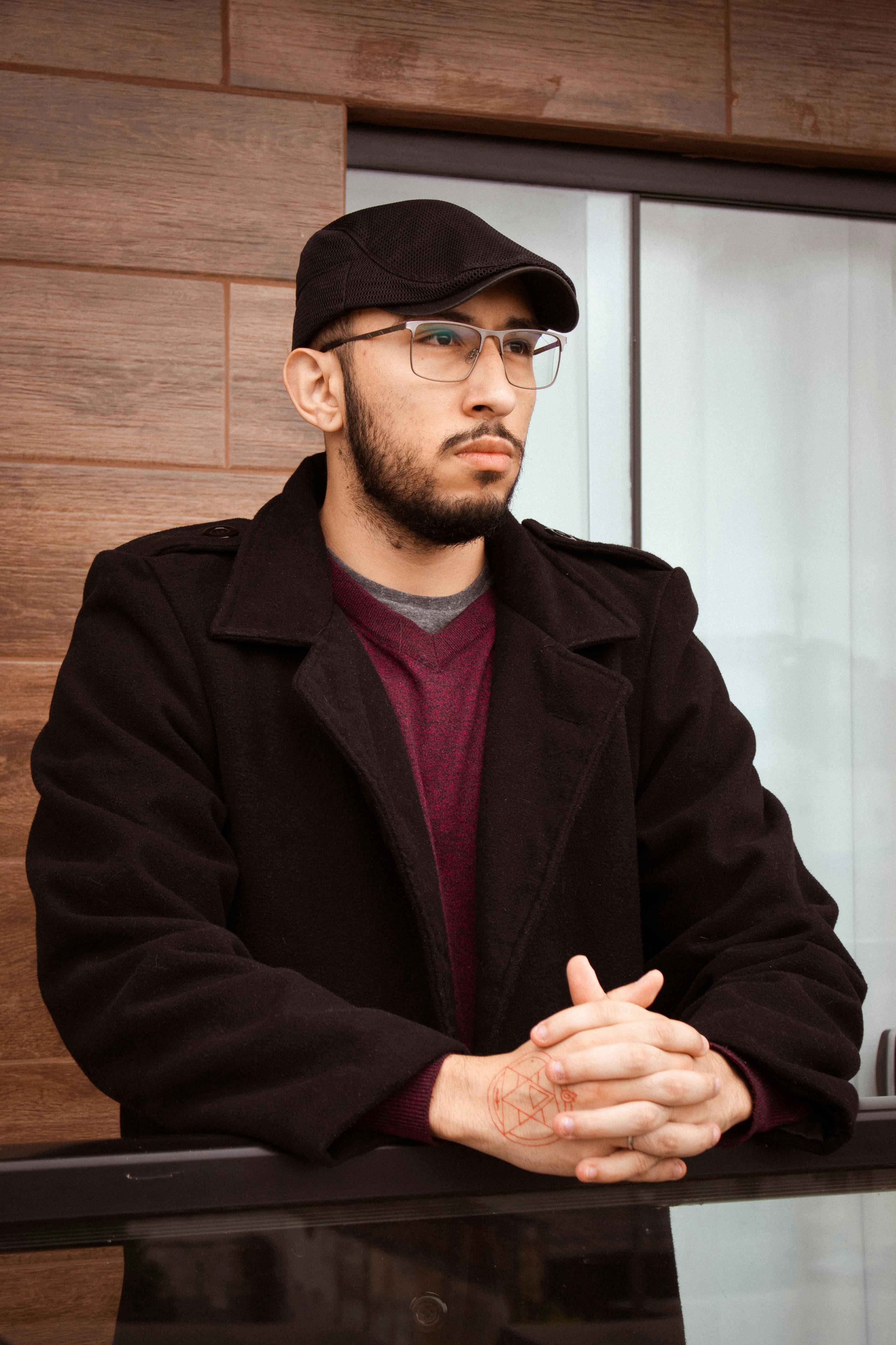 Gratis stockfoto met baard, bakstenen muur, bekers Stockfoto