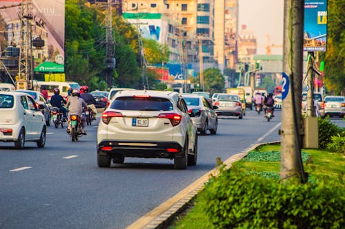 Traffic on a Crowded Street