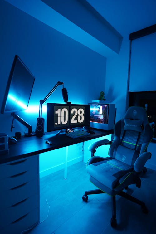 Gratis stockfoto met armstoel, blauw licht, computer