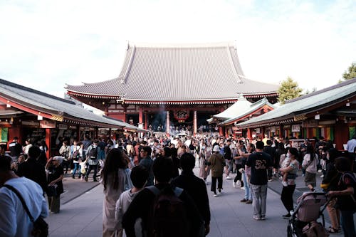 Crowd by Senso-ji Temple