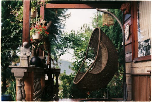 Kostnadsfri bild av balustrad, blommor, hängande stol
