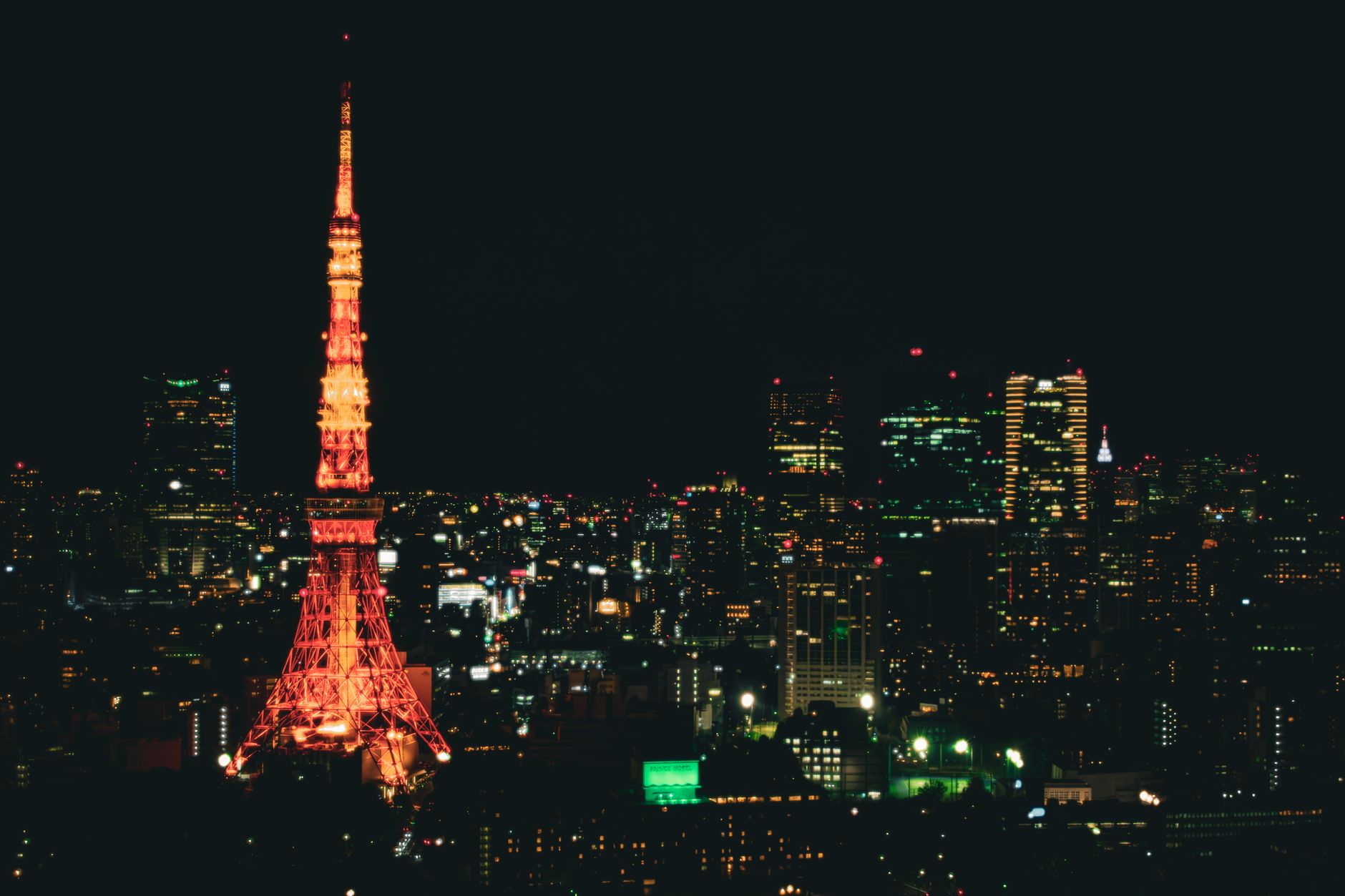 夜の東京の街並み