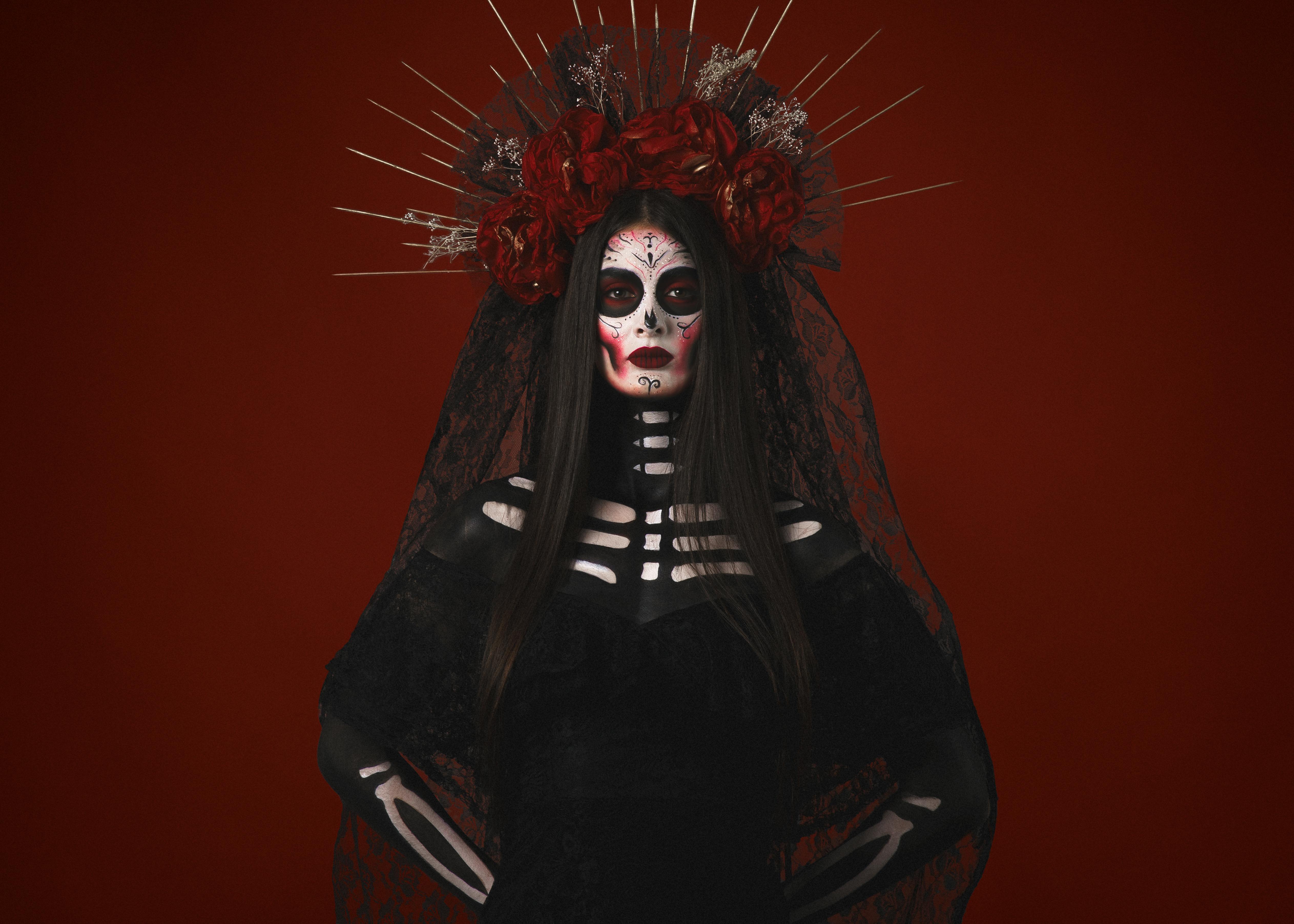 [ColoSach]-stunning-dia-de-los-muertos-themed-portrait-with-traditional-skeleton-makeup-and-floral-headpiece.