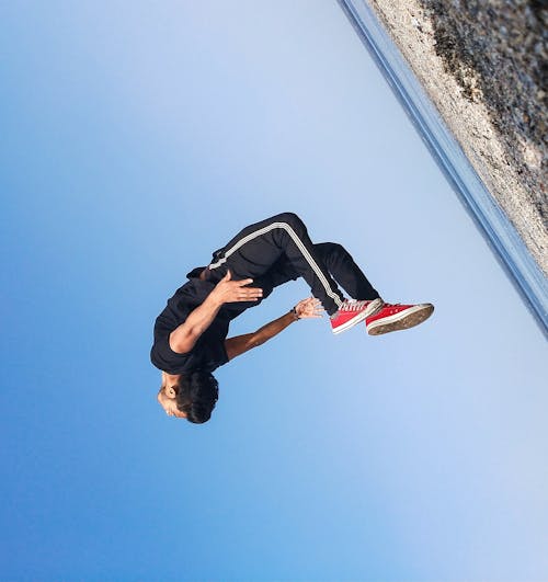 무료 점프하는 남자 스톡 사진