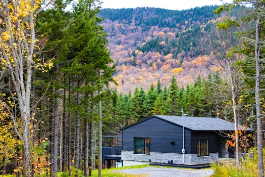 Peaceful cabin surrounded by vibrant fall foliage in Sainte-Brigitte-de-Laval, Quebec.