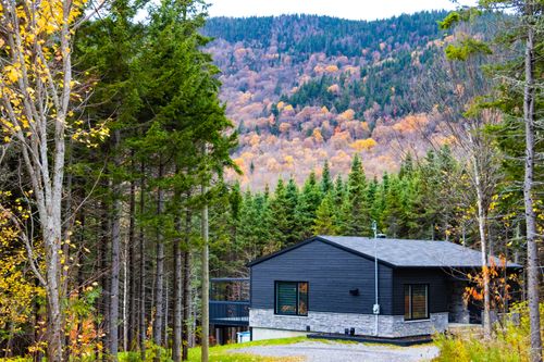 Free Peaceful cabin surrounded by vibrant fall foliage in Sainte-Brigitte-de-Laval, Quebec. Stock Photo