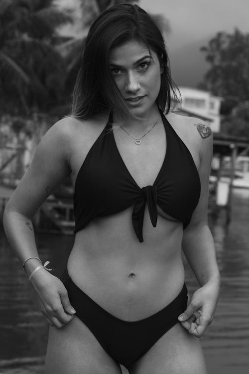 Fotos de stock gratuitas de atractivo, bikini, blanco y negro