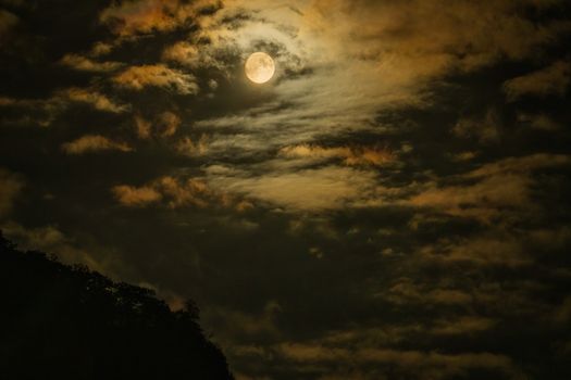 Faszinierende Wolken & Mond – Weltraum Hintergrundbild