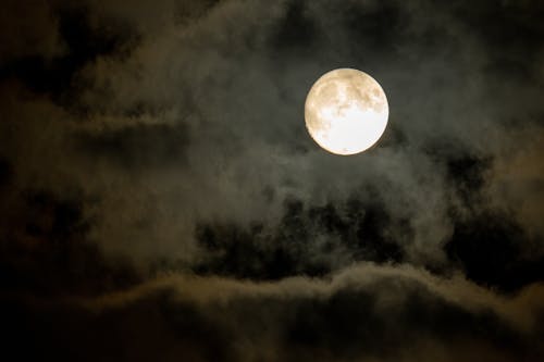 Fotobanka s bezplatnými fotkami na tému luna, mraky, nočná obloha