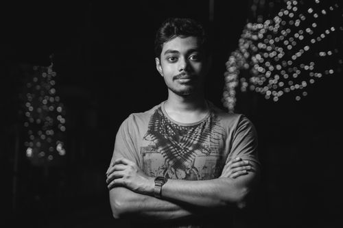 Free Black and white portrait of a man with crossed arms, showcasing fashion and style. Stock Photo