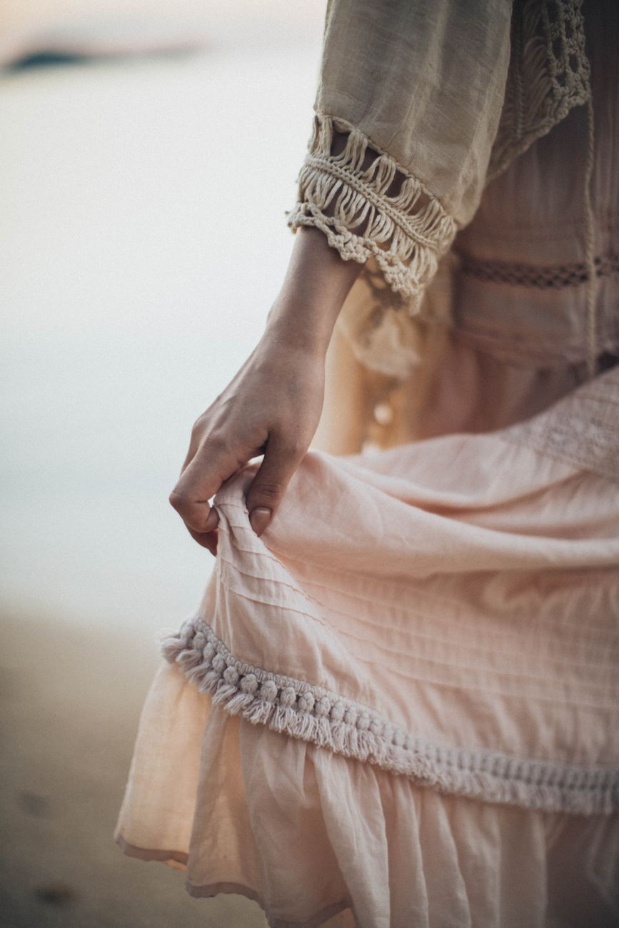 Photo De Femme Tenant Sa Robe - illustration