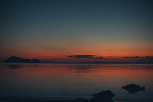 Cuerpo De Agua Tranquilo Durante La Noche