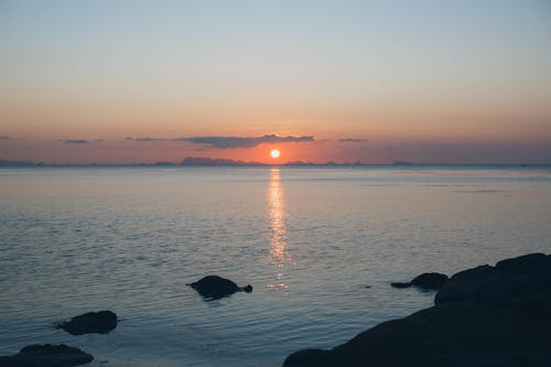 ゴールデンアワーの穏やかな海の水