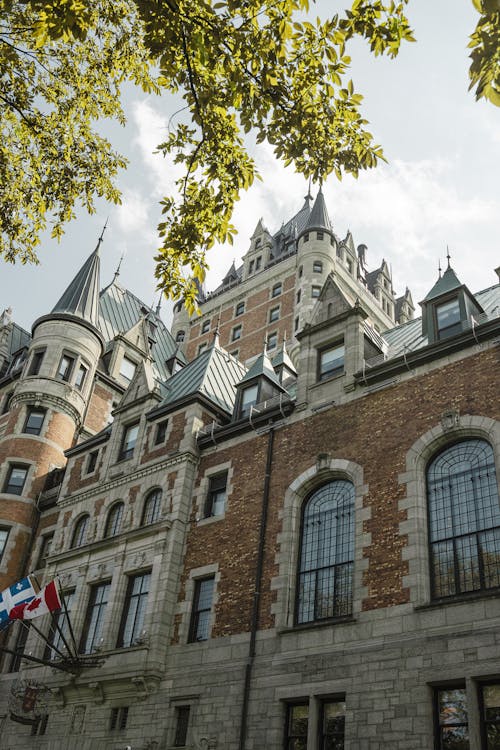 Free Fairmont le château Frontenac à Québec - en contre plongé avec des arbres Stock Photo