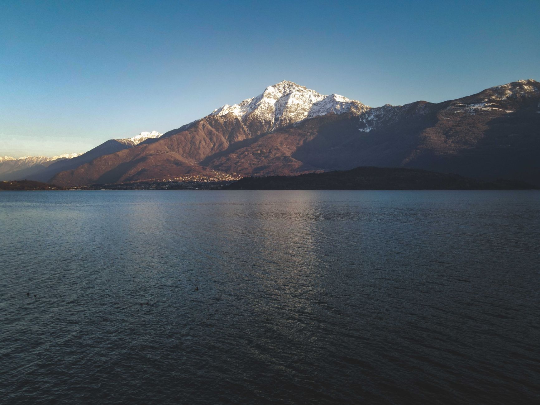 Faszinierender See in Italien – Natur Hintergrundbild