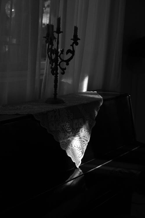 Darmowe zdjęcie z galerii z ciemny, czarno-biały, fortepian
