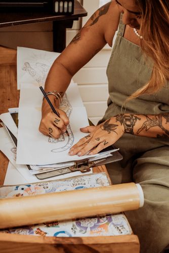Artist zeichnet einen Entwurf