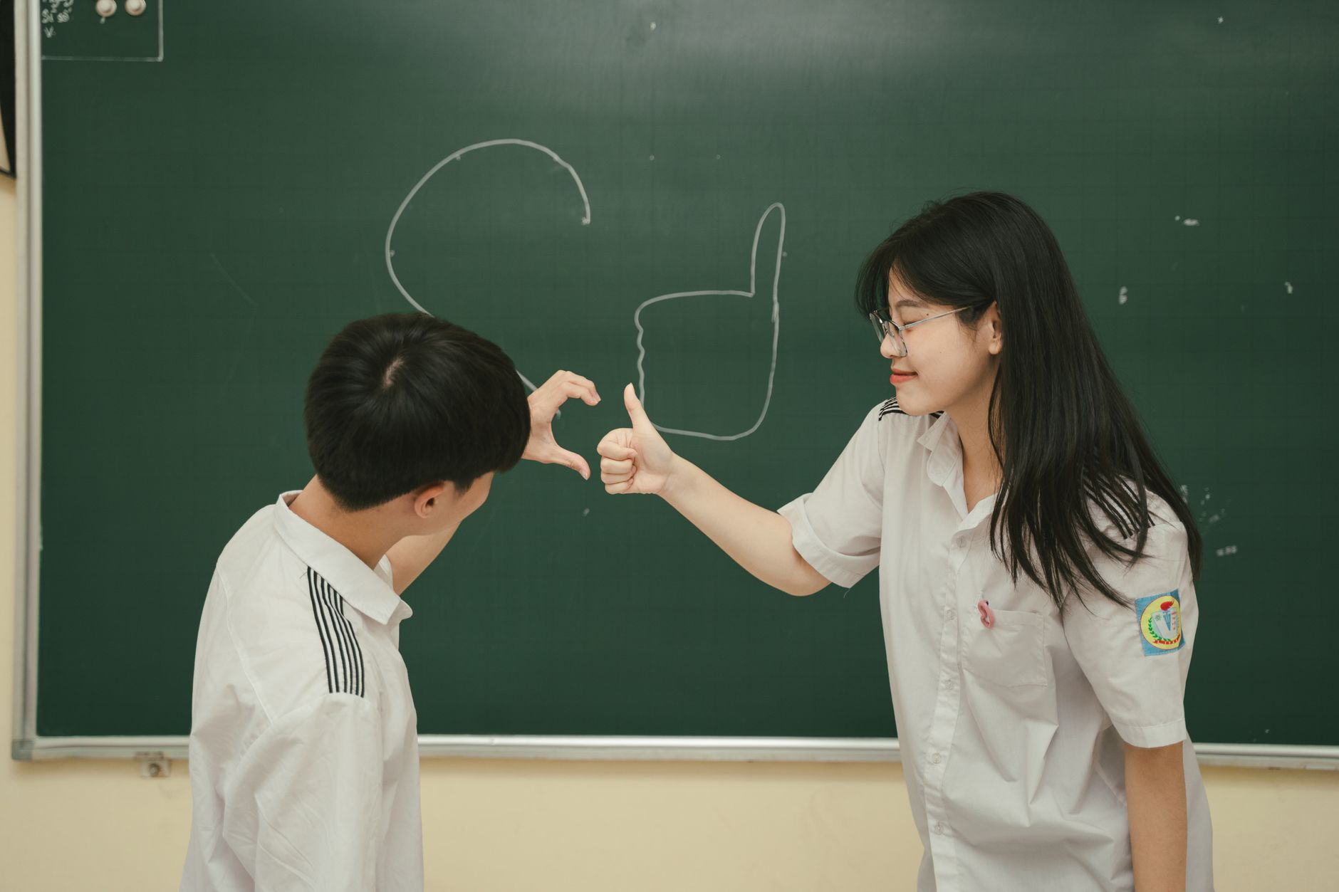 Giảng viên vui vẻ và tự tin khi tương tác cùng sinh viên trong môi trường học tập.