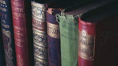 特写展示复古精装书的华丽书皮和书名