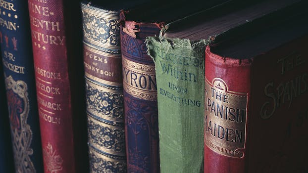 特写展示复古精装书的华丽书皮和书名