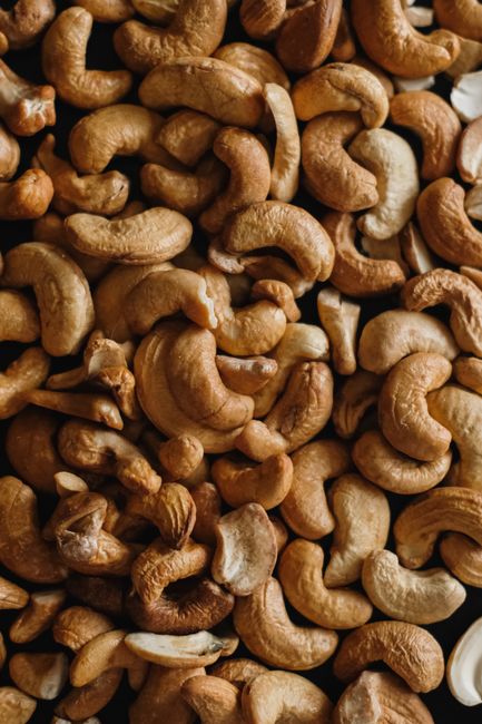 Hạt sang - bí mật chữa dạ dày của người Mông 5 High-quality close-up of roasted cashew nuts, perfect for food photography and culinary designs.
