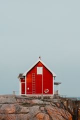 Red cliffside cabin by Masood Aslami on Pexels