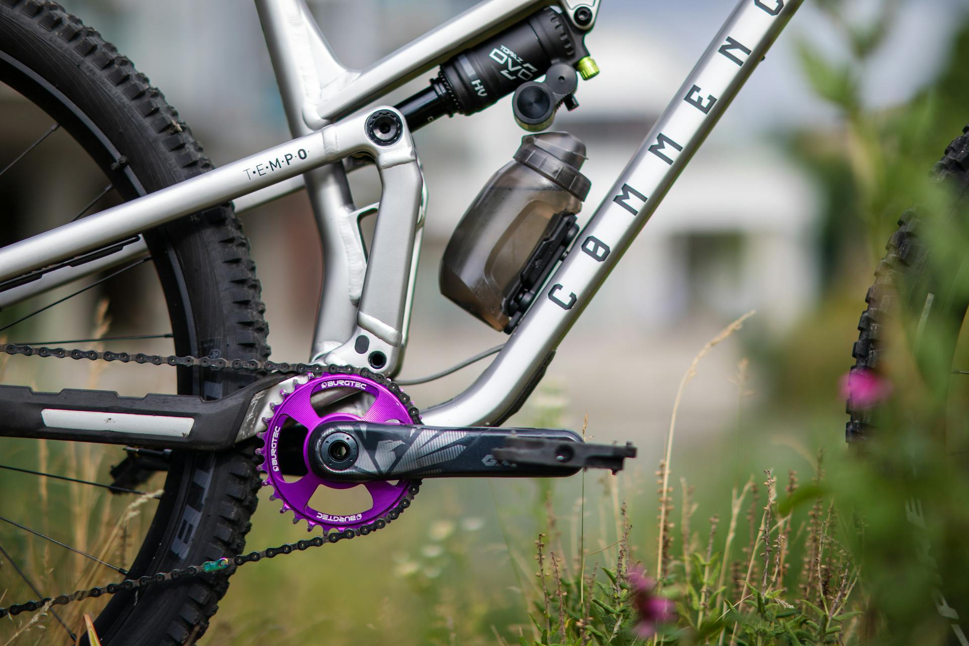 Detailed close-up of a mountain bike frame outdoors in a Prague meadow.