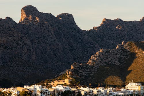 城鎮, 山丘, 岩石的 的 免費圖庫相片