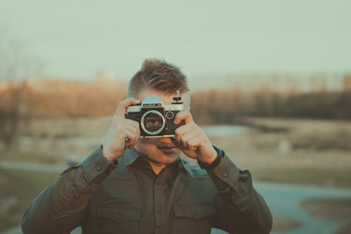 Fotos de stock gratuitas de 35 mm, cabello corto, cámara