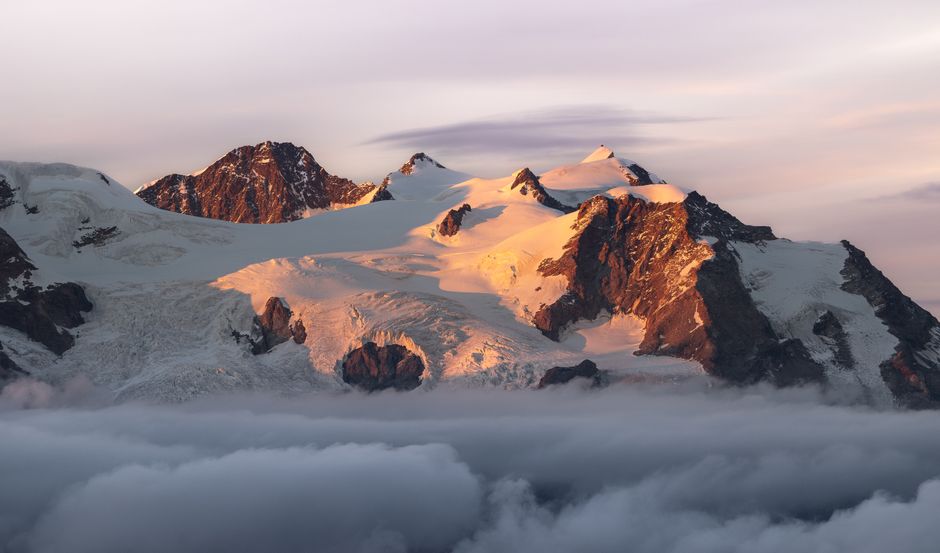 Sunrise yang Spektakuler: Keajaiban di Atas Awan Sunrise yang Spektakuler: Keajaiban di Atas Awan