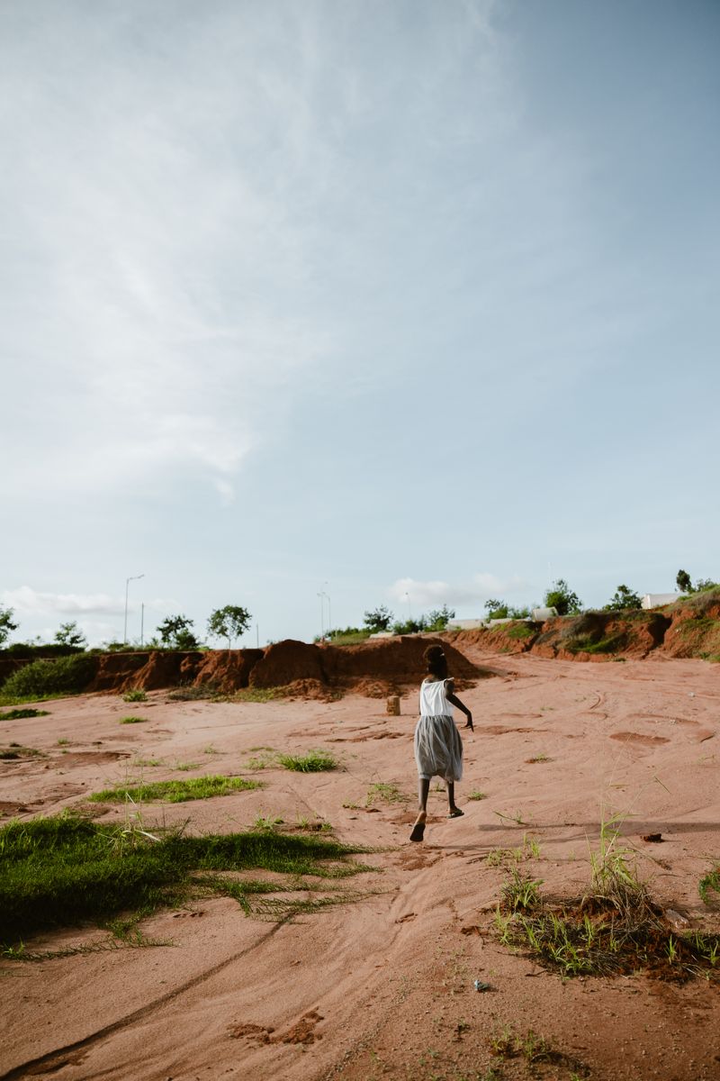 Niña corriendo en playa de Luanda