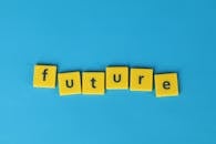 蓝色背景上，黄色字母瓷砖拼出“未来”，强调创造力和乐观