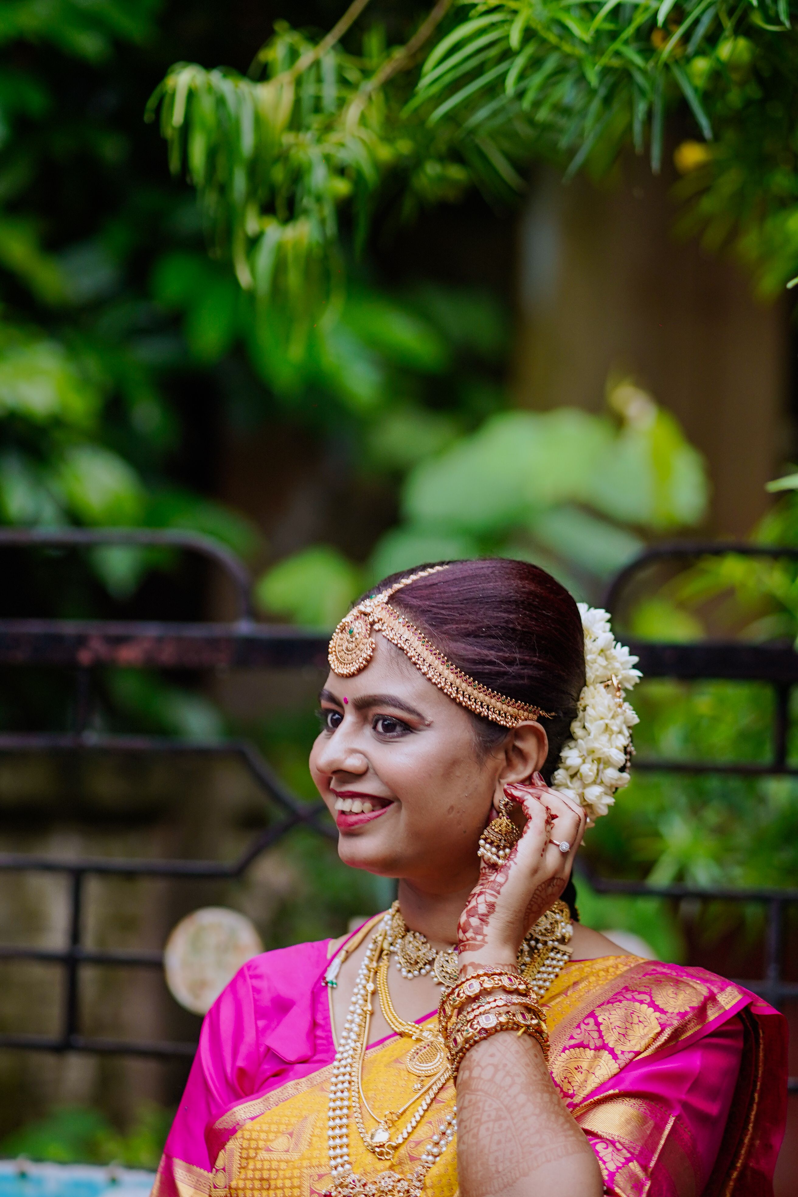 dancer-in-traditional-indian-dress-free-stock-photo